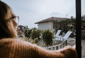 小型客房, 露台 | 高档床上用品、羽绒被、迷你吧、客房内保险箱