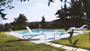 Piscina all'aperto, lettini