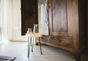 小型客房, 露台 | 高档床上用品、羽绒被、迷你吧、客房内保险箱