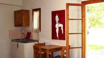 Basic Studio, 1 Queen Bed, Non Smoking | Private kitchenette | Fridge, stovetop, cookware/dishes/utensils