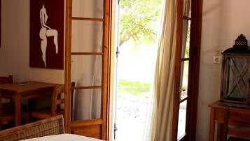 Basic Studio, 1 Queen Bed, Non Smoking | Free WiFi, bed sheets