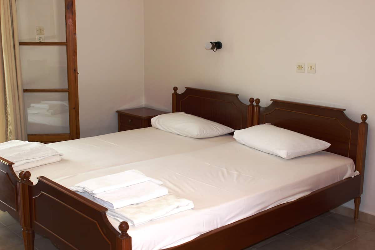 Basic Studio, 2 Twin Beds, Non Smoking | Free WiFi, bed sheets