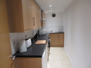 City Apartment, 2 Bedrooms, Non Smoking | Private kitchen | Fridge, microwave, oven, stovetop