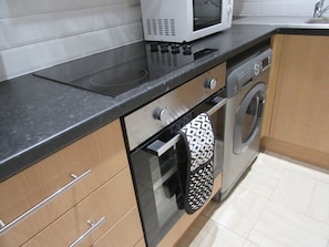 City Apartment, 2 Bedrooms, Non Smoking | Private kitchen | Fridge, microwave, oven, stovetop