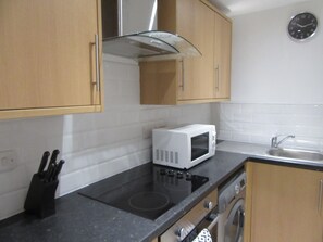 City Apartment, 2 Bedrooms, Non Smoking | Private kitchen | Fridge, microwave, oven, stovetop