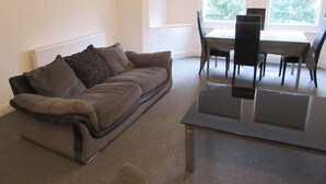 Appartement Ville, 2 chambres, non-fumeurs | Salle de séjour | Télévision à écran plat