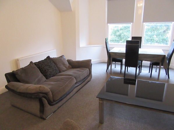 City Apartment, 2 Bedrooms, Non Smoking | Living room | Flat-screen TV