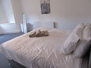 City Apartment, 2 Bedrooms, Non Smoking | Iron/ironing board, free cribs/infant beds, free wired internet