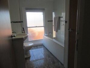 City Apartment, 2 Bedrooms, Non Smoking | Bathroom | Combined shower/tub, hair dryer, towels