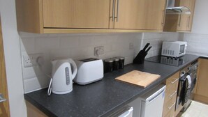Appartement Ville, 2 chambres, non-fumeurs | Cuisine privée | Réfrigérateur, micro-ondes, four, plaque de cuisson