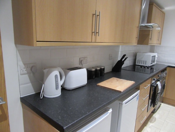 City Apartment, 2 Bedrooms, Non Smoking | Private kitchen | Fridge, microwave, oven, stovetop