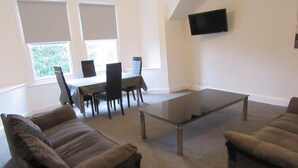 Appartement Ville, 2 chambres, non-fumeurs | Salle de séjour | Télévision à écran plat
