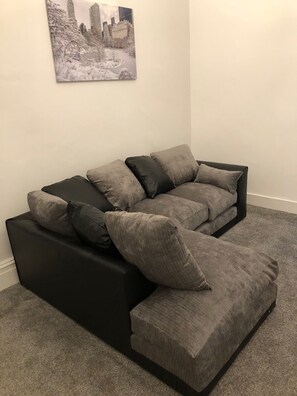 City Apartment, 2 Bedrooms, Non Smoking | Living room