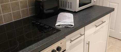 City Apartment, 2 Bedrooms, Non Smoking | Private kitchen | Fridge, microwave, oven, stovetop