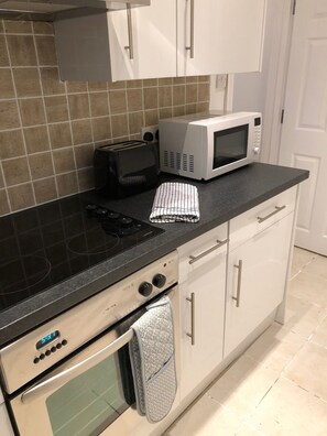 City Apartment, 2 Bedrooms, Non Smoking | Private kitchen | Fridge, microwave, oven, stovetop - No 32 (Liverpool)