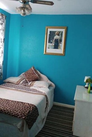 1 chambre, fer et planche à repasser, Wi-Fi gratuit, draps fournis