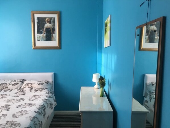 شقة مريحة - غرفة نوم واحدة | 1 غرفة نوم ومكواة/لوح كي وواي فاي مجانًا وملاءات أسرّة