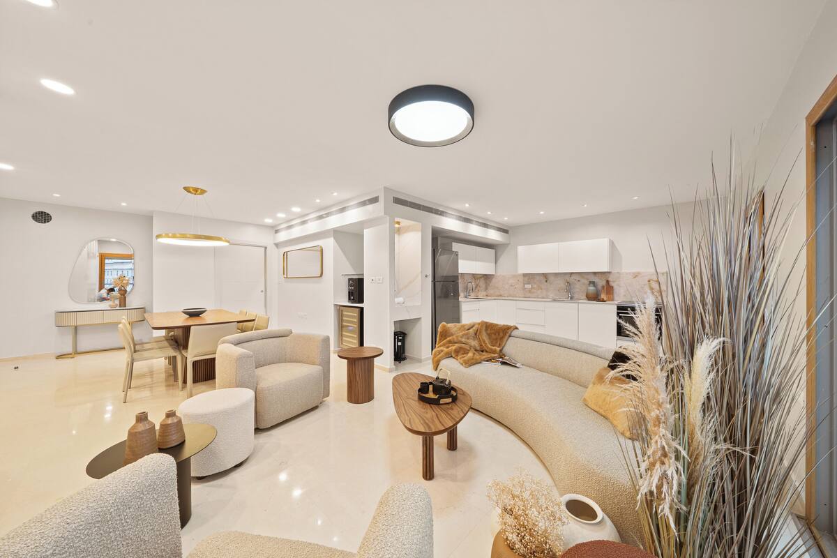 Ein modernes Wohnzimmer mit einer Couch, einem Couchtisch und einem Essbereich.