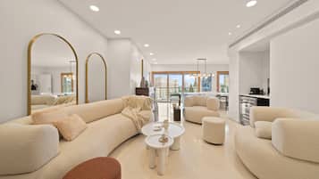 Departamento Royal, 3 habitaciones | Escritorio y espacio para trabajar con laptop