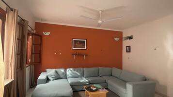 Apartment | Living area | Books