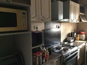 Refrigerador, microondas, horno y parrilla de estufa 