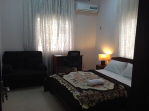 3 habitaciones, tabla de planchar con plancha, wifi y ropa de cama 