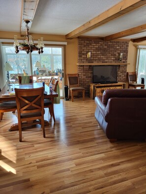 Smart TV, fireplace, DVD player, ping pong