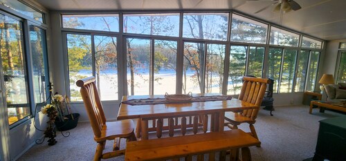 Abbott Lake House: Bloom-Season Escape on Briggs Lake