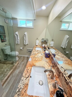 Combined shower/tub, hair dryer, towels, soap - Spectacular Getaway for Golfers and Sun Lovers - Premiere Property (Palm Desert)