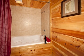 Combined shower/tub, jetted tub, towels - Magical Moose: 2025 Specials! Amazing Views (Pigeon Forge)