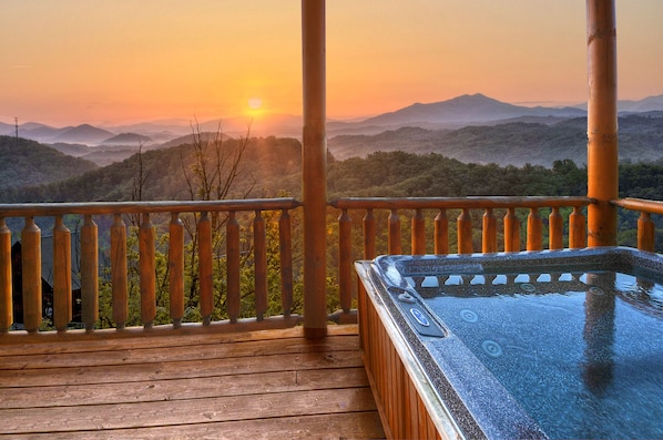 Outdoor spa tub - Magical Moose: 2025 Specials! Amazing Views (Pigeon Forge)