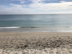 A beach with footprints in the sand and a clear view of the ocean. - Beautiful Topical Pool Oasis (Lake Worth)