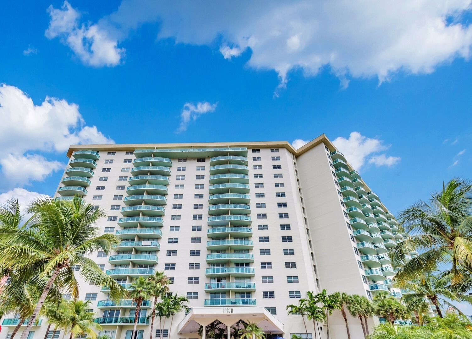Beautiful 1 bedroom apartment fully furnished steps away from the beach