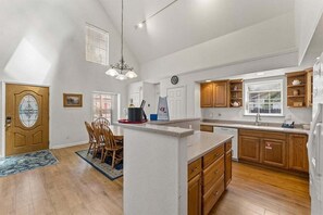 Jääkaappi, mikroaaltouuni, uuni, liesi