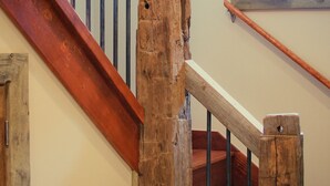 Una escalera de madera con barandilla de metal y pasamanos de madera.