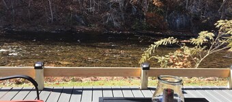 Les montagnes entourent la façade de la rivière Doe, 400 pi de pêche à la truite à votre porte arrière