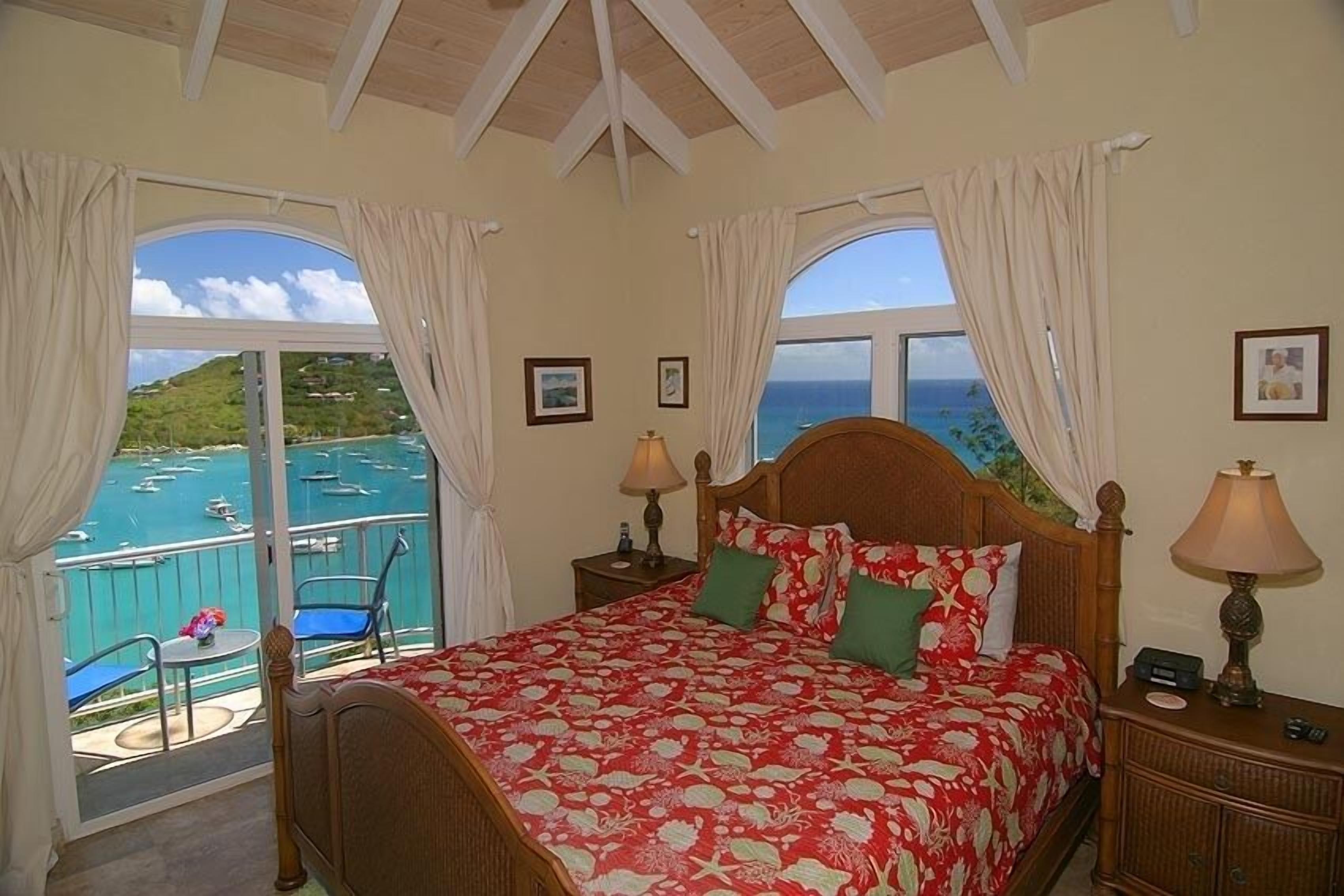 2 quartos, cofres nos quartos, ferros/tábuas de passar roupa