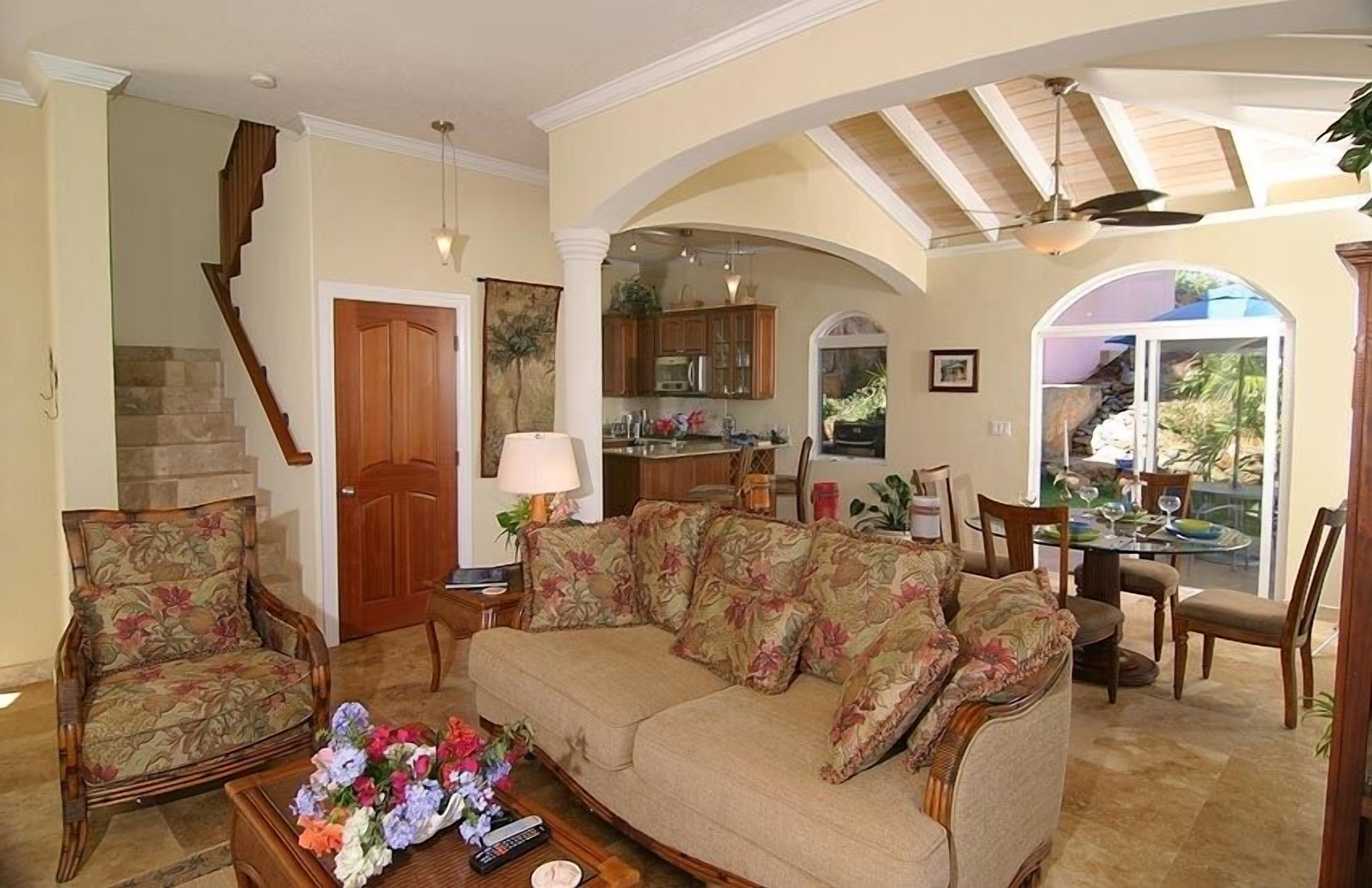 TV, DVD player, livros, videoteca