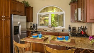 Geladeira, micro-ondas, fogão, cooktop