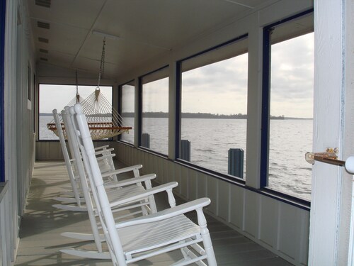 Tahiti Style 5 STAR OVER-WATER BUNGALOW + Lake House Blue + YouTube Video's PETS