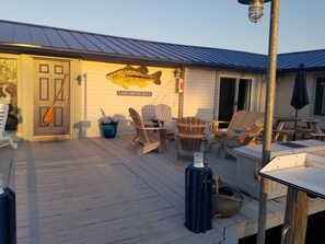 Outdoor dining - Tahiti Style 5 STAR OVER-WATER BUNGALOW + Lake House Blue + YouTube Video's PETS (Crescent City)