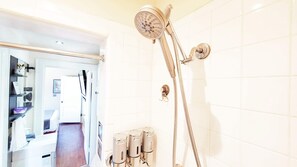 Dusche, Haartrockner, Bademäntel, Handtücher