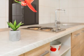 Kjøleskap, mikrobølgeovn, kokeplater og kjøkkenutstyr