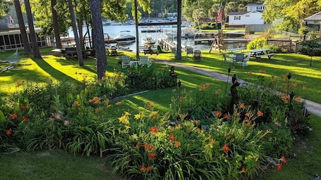 Outdoor dining. Beautiful & Spacious with Hot Tub, Game Room & More. Large Yard Near the Dam!