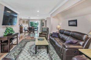 Smart TV, Netflix, Hulu, DVD player