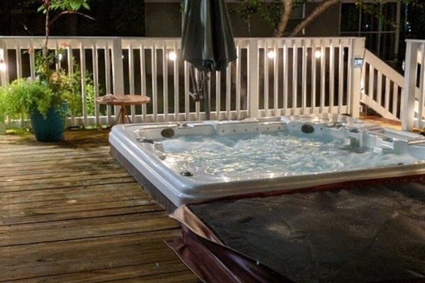 Outdoor spa tub
