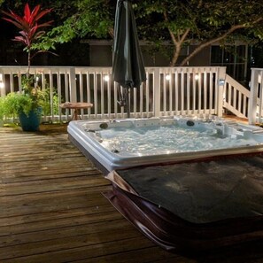 Outdoor spa tub