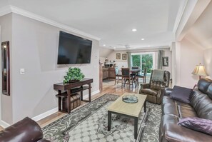 Smart TV, Netflix, Hulu, DVD player - Beautiful & Spacious with Hot Tub, Game Room & More. Large Yard Near the Dam! (Lexington)