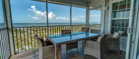 屋外ダイニングエリア