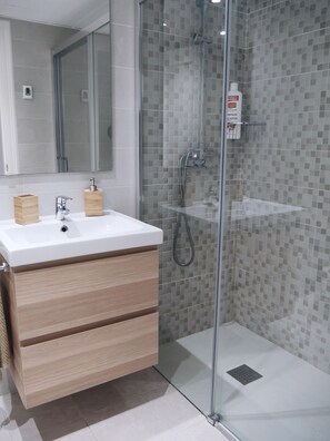 Ensemble douche/baignoire, sèche-cheveux, bidet, serviettes fournies
